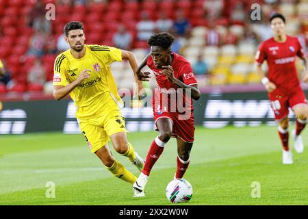 Barcelos, Portugal. August 2024. (L-R) Baptiste Roux (AVS), Felix Correia (Gil Vicente FC) im Spiel der Liga Portugal zwischen den Teams Gil Vicente FC und AVS im Estadio Cidade de Barcelos Gil Vicente FC gewann 4-2 Credit: SOPA Images Limited/Alamy Live News Stockfoto