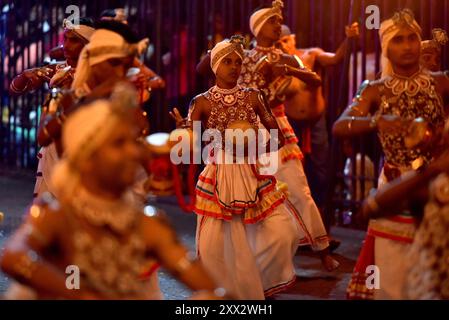 Kandy, Zentralprovinz, Sri Lanka. August 2024. Das Esala Perahera in Kandy, eines der ältesten und größten buddhistischen Feste des Landes. Der kulturelle und religiöse Wettbewerb findet jährlich statt, um dem Heiligen Zahn zu huldigen und die Segnungen der Schutzgottheiten zu erbitten (Credit Image: © Ruwan Walpola/Pacific Press via ZUMA Press Wire) NUR REDAKTIONELLE VERWENDUNG! Nicht für kommerzielle ZWECKE! Stockfoto