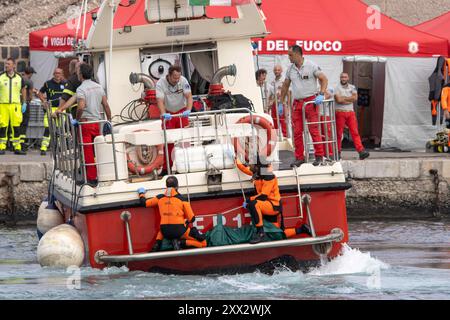 Palermo, Italien. August 2024. Die Leiche eines Opfers des Sinkens der Bayesschen Yacht wurde geborgen. (Kreditbild: © Antonio Melita/Pacific Press via ZUMA Press Wire) NUR REDAKTIONELLE VERWENDUNG! Nicht für kommerzielle ZWECKE! Stockfoto