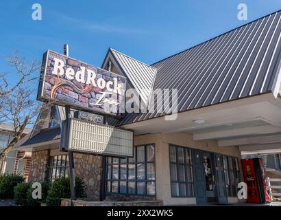 GATLINBURG, TN - 12. März 2024: Schild und Gebäude des Bed Rock Inn, Unterkunft in Tennessee. Stockfoto