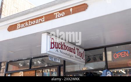 GATLINBURG, TN - 12. März 2024: Buckboard Too Schilder an der Außenseite des beliebten Nostalgiehandels in Tennessee. Stockfoto