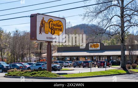 PIGEON FORGE, TN - 12. März 2024: Cracker Barrel Old Country Store und Schild und belebter Parkplatz mit Autos und Fahrzeugen in Tennessee. Stockfoto
