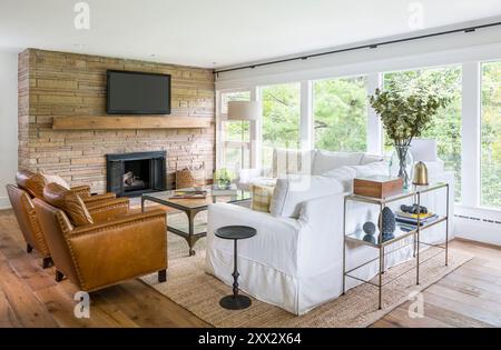 Wohnzimmer des Sommers Retreat Haus mit großen Fenstern und originalem Steinkamin Stockfoto