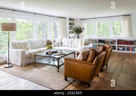 Wohnzimmer des Sommers Retreat Home mit Farbpalette in weiß, Creme und Braun Stockfoto