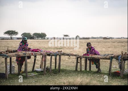 (240822) -- NAROK, 22. August 2024 (Xinhua) -- Maasai Dorfbewohner verkaufen Souvenirs im Masai Mara National Reserve in Narok, Kenia, am 21. August 2024. Maasai, einer der wichtigsten Stämme Kenias, ist hauptsächlich im Süden und Südwesten an der Grenze zu Tansania verstreut. Der Stamm lebt immer noch auf nomadische Weise. Ihre Siedlung umfasst die weltberühmten Touristenziele Masai Mara National Reserve und Serengeti National Park. Mit der Entwicklung der lokalen Tourismusbranche haben die Maasai ihre Dörfer geöffnet, um die Touristen zu begrüßen, um ihr Einkommen zu erhöhen und gleichzeitig zu erhalten Stockfoto