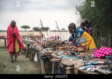 (240822) -- NAROK, 22. August 2024 (Xinhua) -- Maasai Dorfbewohner verkaufen Souvenirs im Masai Mara National Reserve in Narok, Kenia, am 21. August 2024. Maasai, einer der wichtigsten Stämme Kenias, ist hauptsächlich im Süden und Südwesten an der Grenze zu Tansania verstreut. Der Stamm lebt immer noch auf nomadische Weise. Ihre Siedlung umfasst die weltberühmten Touristenziele Masai Mara National Reserve und Serengeti National Park. Mit der Entwicklung der lokalen Tourismusbranche haben die Maasai ihre Dörfer geöffnet, um die Touristen zu begrüßen, um ihr Einkommen zu erhöhen und gleichzeitig zu erhalten Stockfoto