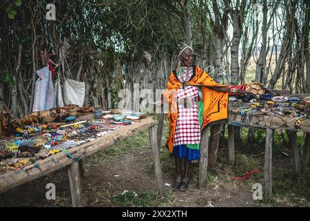 (240822) -- NAROK, 22. August 2024 (Xinhua) -- Ein Maasai-Dorfbewohner verkauft Souvenirs im Masai Mara National Reserve in Narok, Kenia, am 21. August 2024. Maasai, einer der wichtigsten Stämme Kenias, ist hauptsächlich im Süden und Südwesten an der Grenze zu Tansania verstreut. Der Stamm lebt immer noch auf nomadische Weise. Ihre Siedlung umfasst die weltberühmten Touristenziele Masai Mara National Reserve und Serengeti National Park. Mit der Entwicklung der lokalen Tourismusbranche haben die Maasai ihre Dörfer geöffnet, um die Touristen zu begrüßen, um ihr Einkommen zu erhöhen und gleichzeitig zu erhalten Stockfoto