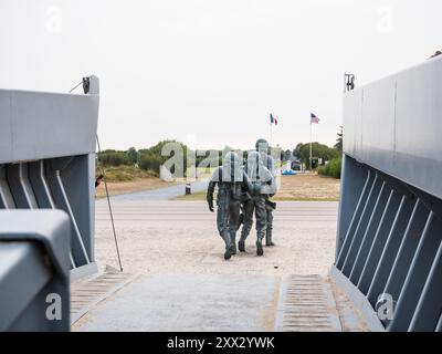 Utah Beach, Frankreich: 19. August 2024: Statue von Infanterie-Soldaten, die aus dem Landeboot LCVP steigen, um an die Invasion der Normandie zu erinnern Stockfoto