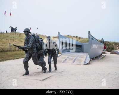 Utah Beach, Frankreich: 19. August 2024: Statue der Infanterie-Soldaten und Landeboot LCVP in Erinnerung an die Invasion der Normandie während des Zweiten Weltkriegs Stockfoto