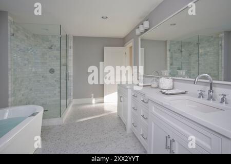 Elegantes weißes Badezimmer mit runder Badewanne und bodenebener Dusche Stockfoto
