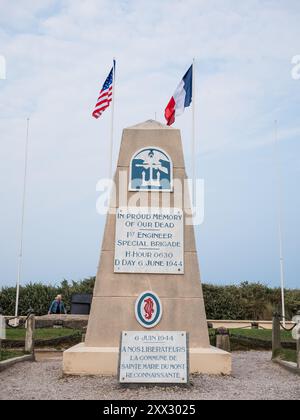 Utah Beach, Frankreich: 19. August 2024: Denkmal zum Gedenken an die tote 1. Ingenieur-Spezialbrigade am 6. juni 1944, 2. Weltkrieg, Normandie, Fran Stockfoto