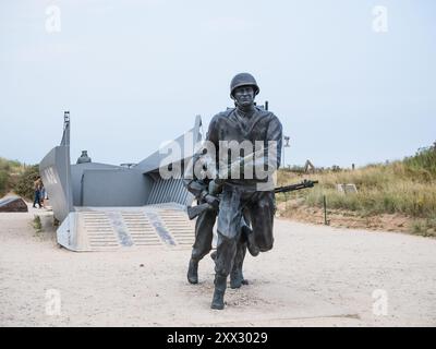 Utah Beach, Frankreich: 19. August 2024: Eine Statue von US-Infanterie-Soldaten, die bei der Invasion der Normandie in Frankreich Dura aus dem Landeboot steigen Stockfoto