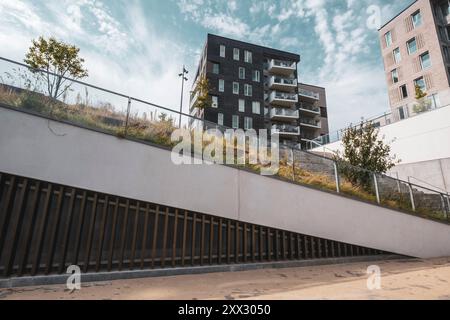 Apartmentkomplex in einer alten Papierfabrik am Fluss Gudenå in Silkeborg, Dänemark Stockfoto