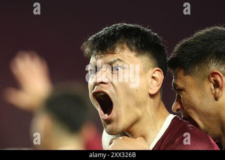 Der argentinische Lanus-Stürmer Walter Bou (L) feiert, nachdem er am 21. August 2024 im Ciudad de Lanus-Stadion in Lanus, Bueos Aires, ein Tor gegen die Liga Deportiva Universitaria aus Ecuador erzielte. Stockfoto