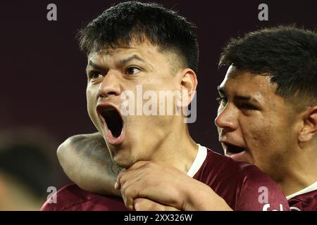 Der argentinische Lanus-Stürmer Walter Bou (L) feiert, nachdem er am 21. August 2024 im Ciudad de Lanus-Stadion in Lanus, Bueos Aires, ein Tor gegen die Liga Deportiva Universitaria aus Ecuador erzielte. Stockfoto