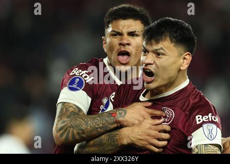 Der argentinische Lanus-Stürmer Walter Bou (R) feiert, nachdem er am 21. August 2024 im Ciudad de Lanus-Stadion in Lanus, Bueos Aires, ein Tor gegen die Liga Deportiva Universitaria aus Ecuador erzielte. Stockfoto