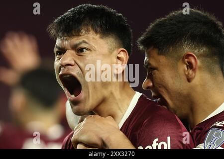 Der argentinische Lanus-Stürmer Walter Bou (L) feiert, nachdem er am 21. August 2024 im Ciudad de Lanus-Stadion in Lanus, Bueos Aires, ein Tor gegen die Liga Deportiva Universitaria aus Ecuador erzielte. Stockfoto