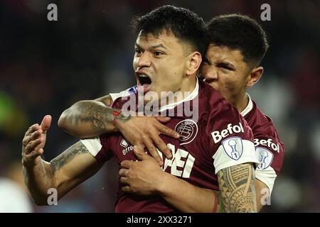 Der argentinische Lanus-Stürmer Walter Bou (L) feiert, nachdem er am 21. August 2024 im Ciudad de Lanus-Stadion in Lanus, Bueos Aires, ein Tor gegen die Liga Deportiva Universitaria aus Ecuador erzielte. Stockfoto