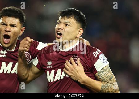 Der argentinische Lanus-Stürmer Walter Bou (R) feiert, nachdem er am 21. August 2024 im Ciudad de Lanus-Stadion in Lanus, Bueos Aires, ein Tor gegen die Liga Deportiva Universitaria aus Ecuador erzielte. Stockfoto