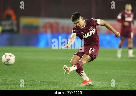 Der argentinische Lanus-Stürmer Walter Bou schießt den Ball im Achtelfinale der Copa Sudamericana gegen Ecuadors Liga Deportiva Universitaria im Ciudad de Lanus-Stadion in Lanus, Bueos Aires, am 21. August 2024. Stockfoto