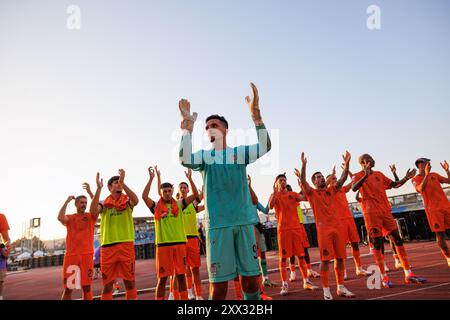 Rio Maior, Portugal. August 2024. Joao Goncalves (Boavista FC) feiert mit dem Team während des Liga Portugal Spiels zwischen den Teams Casa Pia AC und Boavista FC im Estadio Municipal Rio Maior Boavista FC gewann 1-0 (Foto: Maciej Rogowski/SOPA Images/SIPA USA) Credit: SIPA USA/Alamy Live News Stockfoto