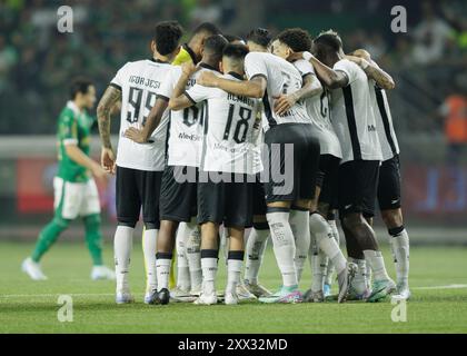 Sao Paulo, Brasilien. August 2024. Fußball - Libertadores Cup - Palmeiras gegen Botafogo - Allianz Parque Stadium. Botafogos Spieler drängen sich vor dem Spiel Credit: Vilmar Bannach/Alamy Live News Stockfoto