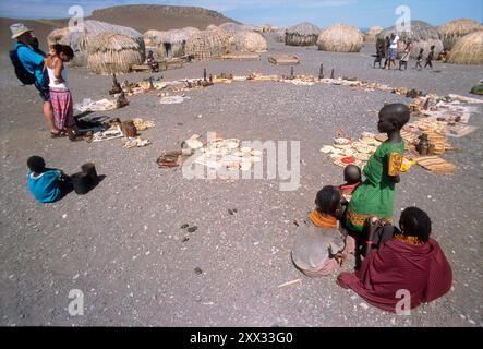 Markttag im Dorf El Molo, dies ist der kleinste Stamm in Kenia, sie leben am Ufer des abgelegenen Lake Turkana Stockfoto