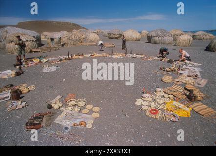 Markttag im Dorf El Molo, dies ist der kleinste Stamm in Kenia, sie leben am Ufer des abgelegenen Lake Turkana Stockfoto