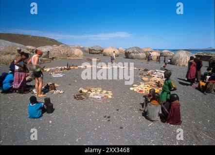 Markttag im Dorf El Molo, dies ist der kleinste Stamm in Kenia, sie leben am Ufer des abgelegenen Lake Turkana Stockfoto