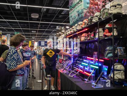 Köln, Deutschland. August 2024. Menschen kaufen Waren auf der Gamescom 2024 in Köln, Deutschland, 21. August 2024. Die gamescom 2024 startete hier am Mittwoch und zog mehr als 1.400 Aussteller aus 64 Ländern und Regionen an. Quelle: Zhang Fan/Xinhua/Alamy Live News Stockfoto
