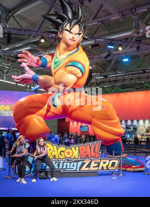 Köln, Deutschland. August 2024. Menschen posieren für Fotos auf der Gamescom 2024 in Köln, Deutschland, 21. August 2024. Die gamescom 2024 startete hier am Mittwoch und zog mehr als 1.400 Aussteller aus 64 Ländern und Regionen an. Quelle: Zhang Fan/Xinhua/Alamy Live News Stockfoto