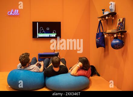 Köln, Deutschland. August 2024. Man versucht ein Spiel auf der Gamescom 2024 in Köln, Deutschland, 21. August 2024. Die gamescom 2024 startete hier am Mittwoch und zog mehr als 1.400 Aussteller aus 64 Ländern und Regionen an. Quelle: Zhang Fan/Xinhua/Alamy Live News Stockfoto