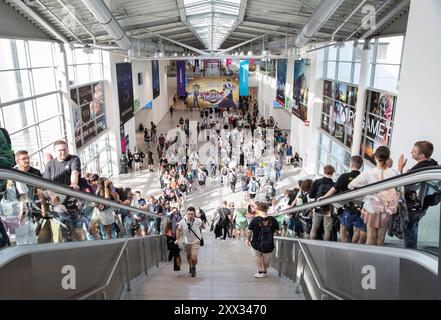 Köln, Deutschland. August 2024. Besucher besuchen die Gamescom 2024 in Köln, Deutschland, 21. August 2024. Die gamescom 2024 startete hier am Mittwoch und zog mehr als 1.400 Aussteller aus 64 Ländern und Regionen an. Quelle: Zhang Fan/Xinhua/Alamy Live News Stockfoto
