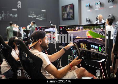 Köln, Deutschland. August 2024. Menschen spielen Spiele auf der Gamescom 2024 in Köln, Deutschland, 21. August 2024. Die gamescom 2024 startete hier am Mittwoch und zog mehr als 1.400 Aussteller aus 64 Ländern und Regionen an. Quelle: Zhang Fan/Xinhua/Alamy Live News Stockfoto