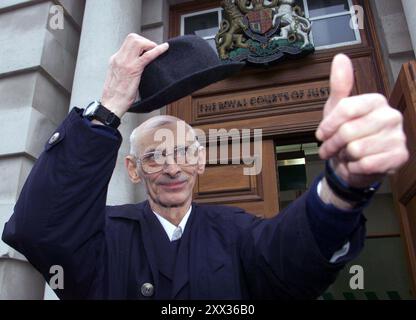 Aktenfoto vom 20./12/2000 von Iain Hay Gordon, 68 als freier Mann vor dem Northern Ireland Court of Appeal in Belfast, der zu Unrecht in einem der berüchtigtsten Morde Nordirlands verurteilt wurde. Ausgabedatum: Donnerstag, 22. August 2024. Stockfoto