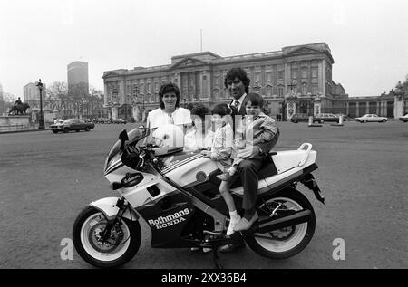 Dateifoto vom 03/86 von Joey Dunlop (rechts), Northern Ireland's Motorradweltmeister im Straßenrennen, mit (links nach rechts) seiner Frau Lanoe, der 11-jährigen Tochter Julie, der fünfjährigen Donna und dem zweijährigen Sohn Gary mit seinem Honda VFR 750F-Fahrrad vor dem Buckingham Palace, London, bevor er eine MBE erhielt. Ein Unionist MLA bestritt 2002, dass Politiker versuchen, den Tod der Motorradlegende Joey Dunlop für politische Zwecke zu erklären, haben neu deklassifizierte Akten enthüllt. Ausgabedatum: Donnerstag, 22. August 2024. Stockfoto