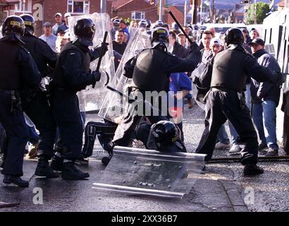 Aktenfoto vom 09/01 von Protestanten, als sie mit der Polizei in Aufruhr im Norden Belfasts zusammenstoßen, als sie versuchten, katholische Schulkinder am ersten Tag der neuen Schulzeit davon abzuhalten, die Primary School des Heiligen Kreuzes im republikanischen Bezirk Ardoyne in Belfast, Nordirland, zu besuchen. 2001 gab es in Stormont Befürchtungen, dass der eskalierende Heilig-Kreuz-Konflikt dazu führen könnte, dass andere Schulen als Vergeltungsmaßnahmen blockiert werden, wie neu deklassifizierte Akten offenbaren. Ausgabedatum: Donnerstag, 22. August 2024. Stockfoto