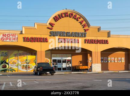 Houston, Texas, USA 08-11-2024: La Michoacana Supermarkt Ladenfront Shopping Center. Stockfoto