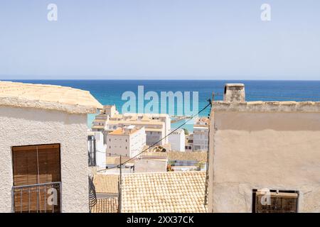 Foto der wunderschönen Stadt Altea in Spanien mit Blick auf das Meer von den spanischen Häusern und Straßen auf einem Hügel an einem sonnigen Tag in der Sommerzeit Stockfoto