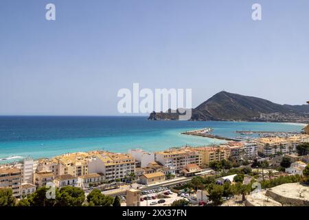 Luftaufnahmen von der wunderschönen Stadt Altea in Spanien, die einen Blick von der Stadt über den Strand Hafen und die Berge am oc zeigen Stockfoto