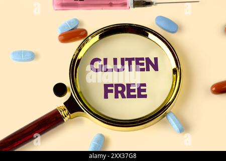 Glutenfreies Backkonzept. GLUTENFREIES Wort, geschrieben durch eine Lupe auf gelbem Hintergrund mit verstreuten Pillen Stockfoto