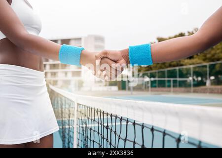 Händeschütteln, Begrüßung und Tennisplatz für Sport, Fitness oder Training als Team, Spieler oder Match. Athlet, willkommen und zoomen Sie in den Freien für Workout Stockfoto