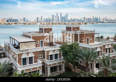 Fassade eines Wyndham Residences The Palm auf Arabien Felix Island Dubai VAE. Luxuriöse Hotels in Palm Jumeirah - 28. Januar 2024 - Reisefoto, niemand Stockfoto