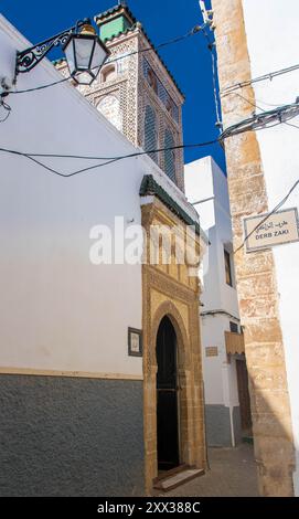 In Rabat Marokko, am 2024. august, Moschee Tür in der Medina Stockfoto