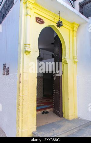 In Rabat Marokko, am 2024. august, Moschee Tür in der Medina Stockfoto