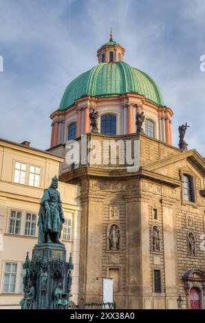 Statue von Karl IV. Und St. Franz von Assisi Kirche, Prag, Tschechien Stockfoto