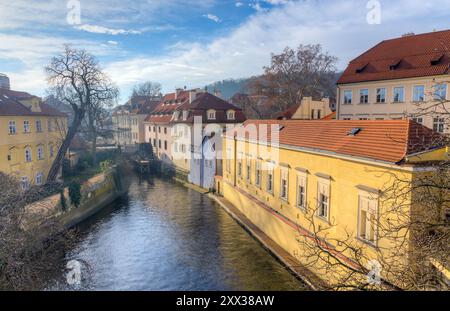 Blick auf den Certovka Kanal in Prag von der Karlsbrücke in Tschechien Stockfoto