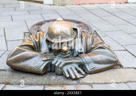 Cumil der Peeper, eine berühmte Straßenstatue in Bratislava. Es wurde 1997 von Viktor Hulik hergestellt. Stockfoto