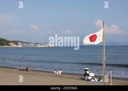 Enoshima, Japan. August 2024. Japanische Flagge fliegt im Wind am Strand von Enoshima. August 2024. - 20240808 PD34647 Credit: APA-PictureDesk/Alamy Live News Stockfoto