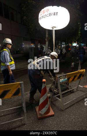 Tokio, Japan. August 2024. Japanische Bauarbeiter in der Nacht in Tokio am 3. August 2024. - 20240803 PD36436 Credit: APA-PictureDesk/Alamy Live News Stockfoto